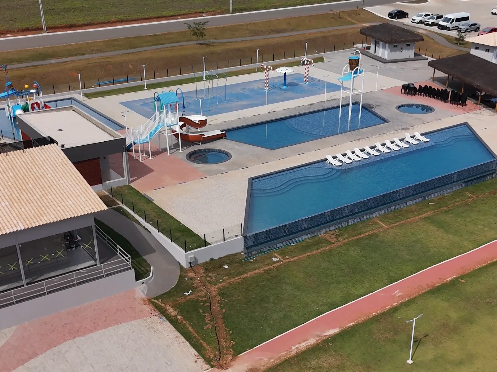 Piscinas e área de lazer à beira do lago no Portal do Lago