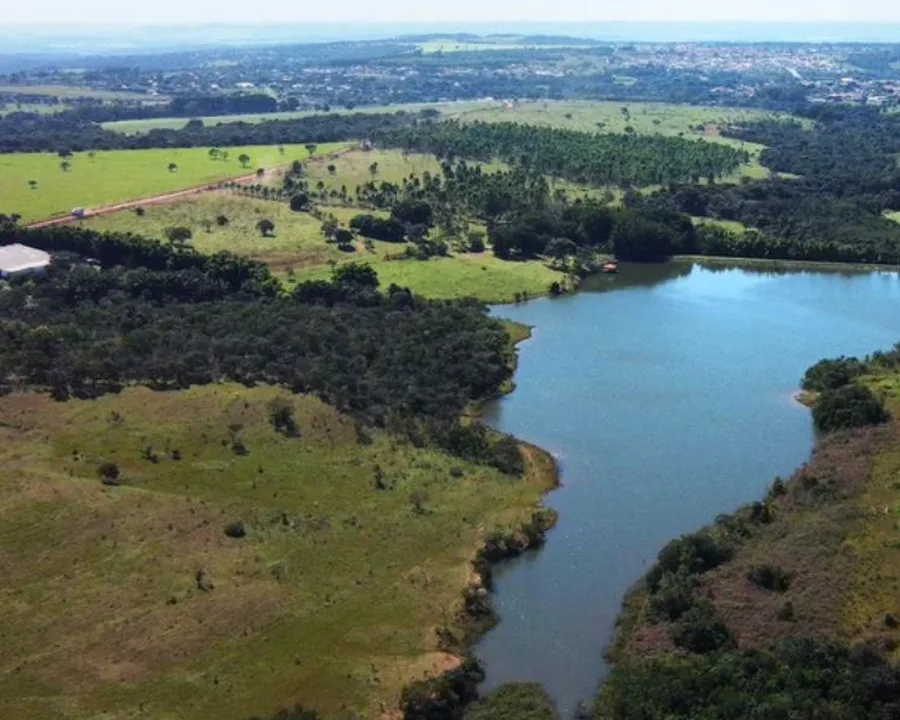 Vista aérea real do lago de 100 mil m² do Reserva do Lago, condomínio de lotes em Hidrolândia