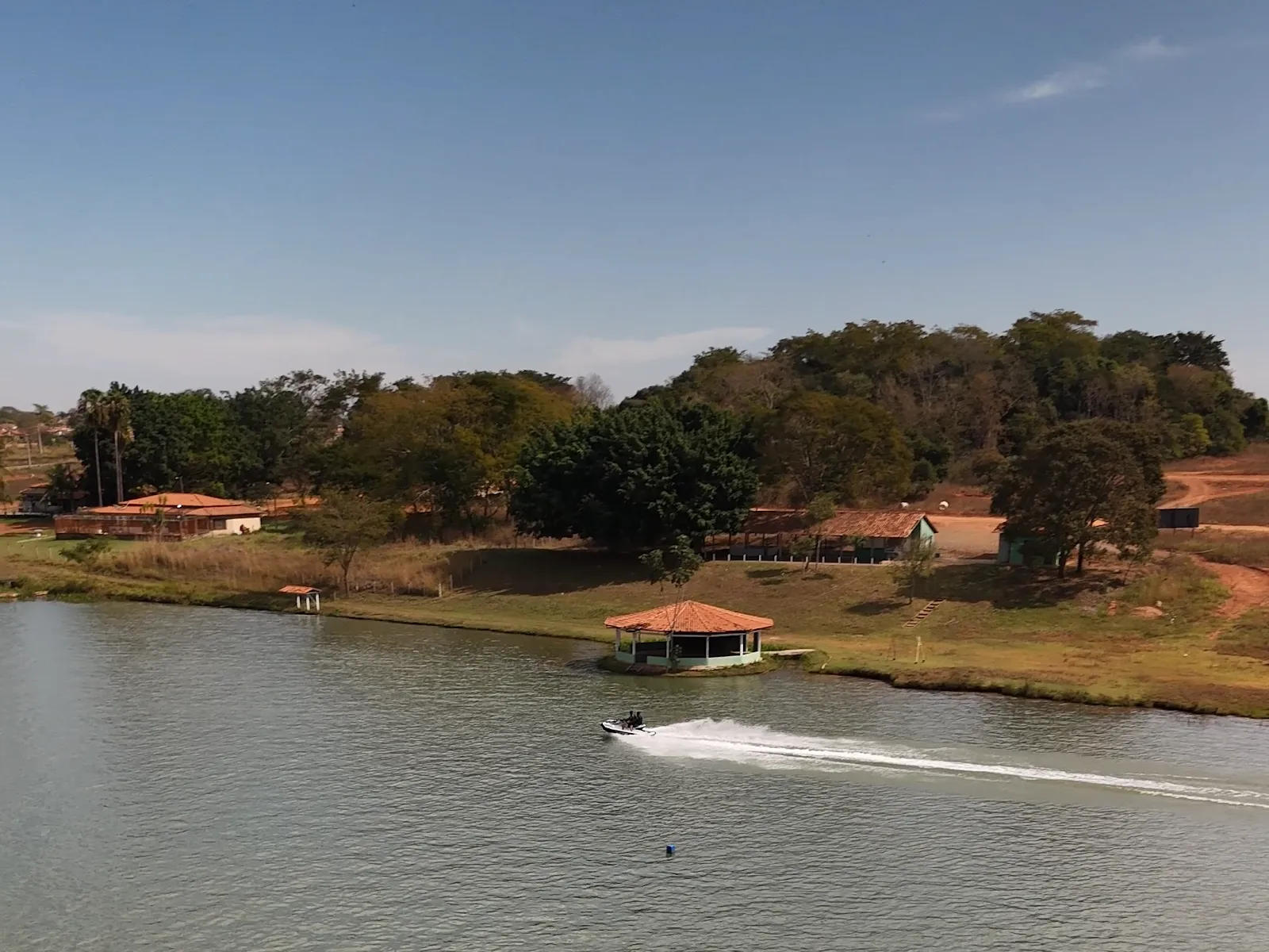 Jet ski no lago do condomínio Portal do Lago