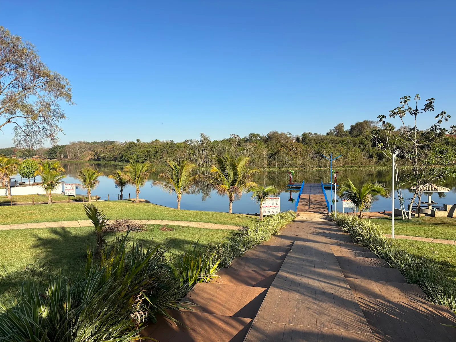 Orla do lago com paisagismo e calçada no Portal do Lago