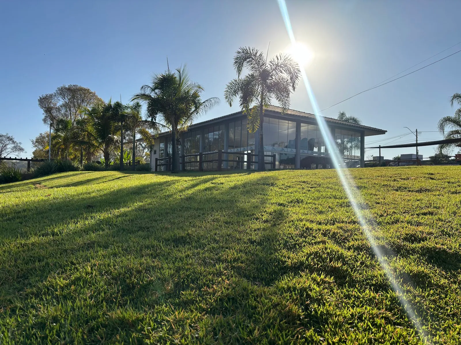 Espaço de convivência com gramado no Portal do Lago