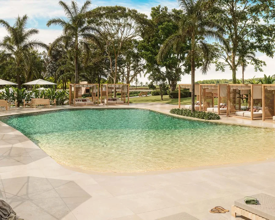 Piscina tipo praia com bangalôs do Portal do Sol Noronha, condomínio resort em Senador Canedo
