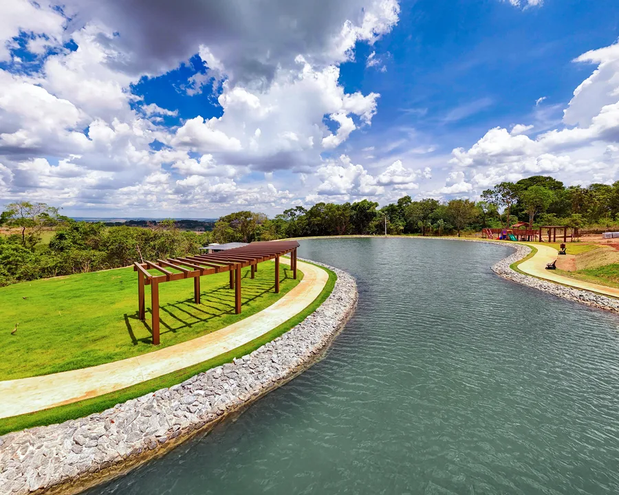 Foto real do lago contemplativo com pergolado do Gran Lago, condomínio horizontal em Bela Vista de Goiás