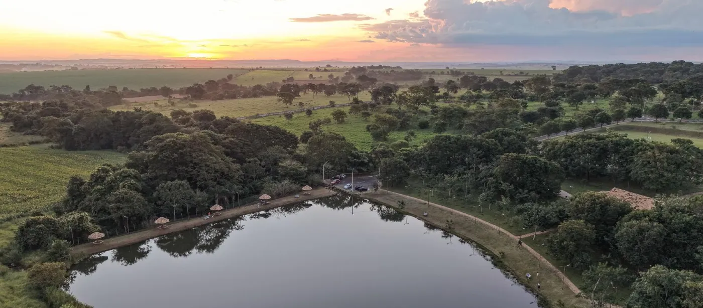 Lago para pesca de 8.400 m² cercado de mata no Recanto dos Ipês, condomínio fechado de lotes em Bela Vista de Goiás